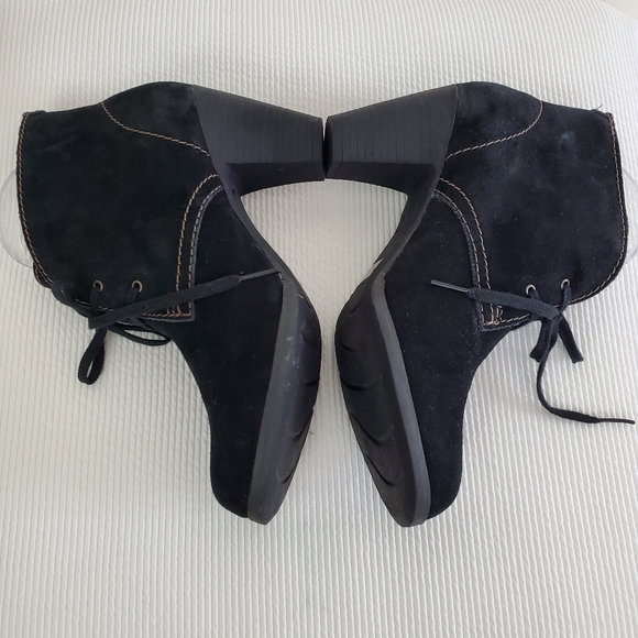 Clarks Bendables Suede Lace Up Block Heel Ankle Bootie - Picture 5 of 10